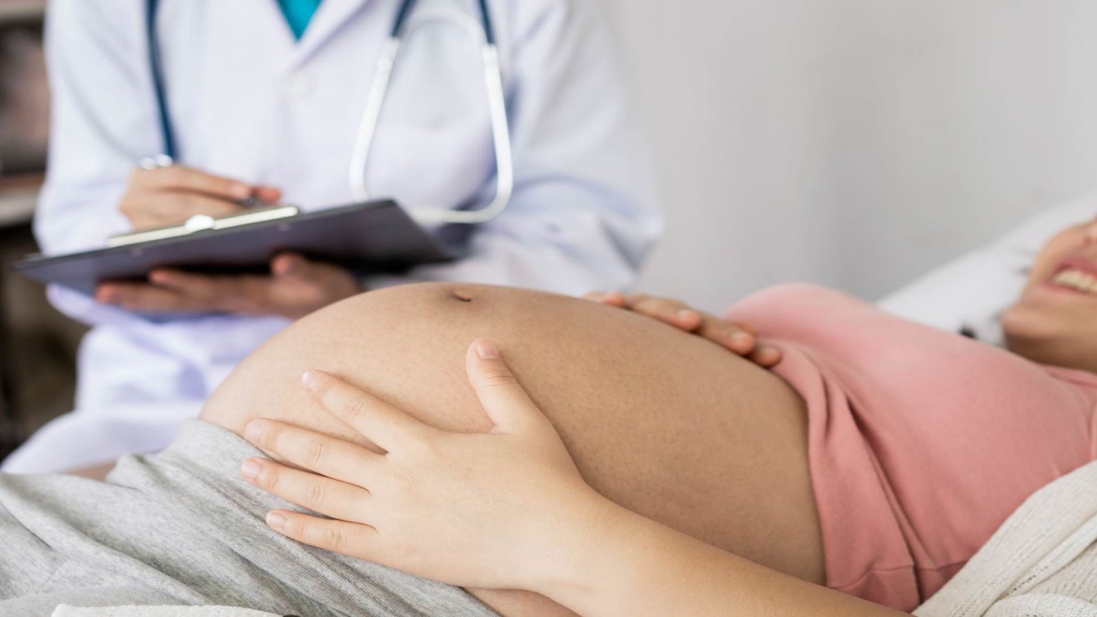אישה עוברת בדיקות בהריון