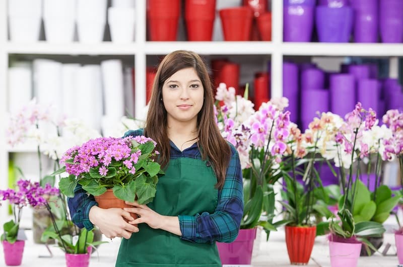 עובדת שכירה בחנות צמחים